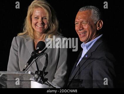 KEIN FILM, KEIN VIDEO, KEIN Fernsehen, KEIN DOKUMENTARFILM - Gwynne Shotwell, links, Präsident von SpaceX und Charles Bolden, NASA-Administrator lächeln nach Falcon 9 Rakete mit einem Dragon Blasts vor Sonntag, 7. Oktober 2012 bei einem historischen Start von Cape Canaveral Air Force Station. Dies ist die erste kommerzielle Re-Supply-Mission zur Internationalen Raumstation. Foto von Red Huber/Orlando Sentinel/MCT/ABACAPRESS.COM Stockfoto