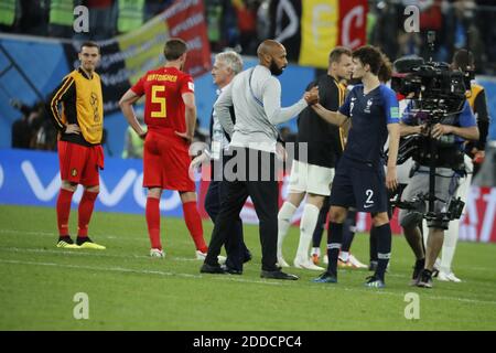 Frankreichs Trainer Didier Deschamps wird vom belgischen Trainer Thierry Henry nach dem Halbfinale der FIFA Fußball-Weltmeisterschaft Russland 2018, Frankreich gegen Belgien im Sankt-Petersburg-Stadion, Sankt-Petersburg, Russland am 10. Juli 2018, gratuliert. Frankreich gewann 1:0. Foto von Henri Szwarc/ABACAPRESS.COM Stockfoto