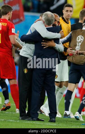 Frankreichs Trainer Didier Deschamps wird vom belgischen Trainer Thierry Henry nach dem Halbfinale der FIFA Fußball-Weltmeisterschaft Russland 2018, Frankreich gegen Belgien im Sankt-Petersburg-Stadion, Sankt-Petersburg, Russland am 10. Juli 2018, gratuliert. Frankreich gewann 1:0. Foto von Henri Szwarc/ABACAPRESS.COM Stockfoto