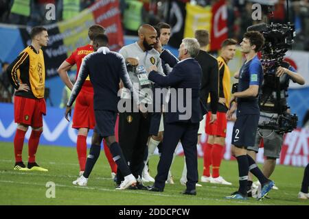 Frankreichs Trainer Didier Deschamps wird vom belgischen Trainer Thierry Henry nach dem Halbfinale der FIFA Fußball-Weltmeisterschaft Russland 2018, Frankreich gegen Belgien im Sankt-Petersburg-Stadion, Sankt-Petersburg, Russland am 10. Juli 2018, gratuliert. Frankreich gewann 1:0. Foto von Henri Szwarc/ABACAPRESS.COM Stockfoto