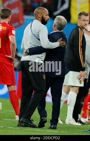 Frankreichs Trainer Didier Deschamps wird vom belgischen Trainer Thierry Henry nach dem Halbfinale der FIFA Fußball-Weltmeisterschaft Russland 2018, Frankreich gegen Belgien im Sankt-Petersburg-Stadion, Sankt-Petersburg, Russland am 10. Juli 2018, gratuliert. Frankreich gewann 1:0. Foto von Henri Szwarc/ABACAPRESS.COM Stockfoto