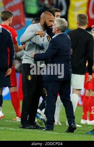 Frankreichs Trainer Didier Deschamps wird vom belgischen Trainer Thierry Henry nach dem Halbfinale der FIFA Fußball-Weltmeisterschaft Russland 2018, Frankreich gegen Belgien im Sankt-Petersburg-Stadion, Sankt-Petersburg, Russland am 10. Juli 2018, gratuliert. Frankreich gewann 1:0. Foto von Henri Szwarc/ABACAPRESS.COM Stockfoto