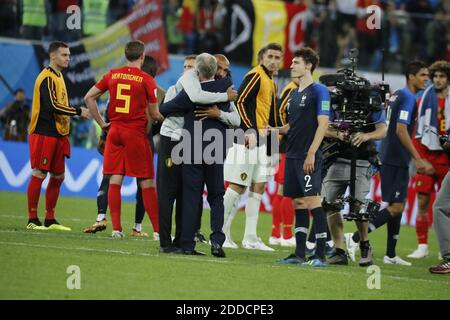 Frankreichs Trainer Didier Deschamps wird vom belgischen Trainer Thierry Henry nach dem Halbfinale der FIFA Fußball-Weltmeisterschaft Russland 2018, Frankreich gegen Belgien im Sankt-Petersburg-Stadion, Sankt-Petersburg, Russland am 10. Juli 2018, gratuliert. Frankreich gewann 1:0. Foto von Henri Szwarc/ABACAPRESS.COM Stockfoto