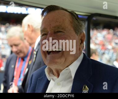 KEIN FILM, KEIN VIDEO, KEIN FERNSEHEN, KEIN DOKUMENTARFILM - DER EHEMALIGE US-PRÄSIDENT GEORGE H.W. Bush wird am Rande vor einem NFL-Spiel zwischen den Houston Texans und den Buffalo Bills gezeigt, wo er als Ehrenkapitän im Militärdienst diente schätzen Tag am Sonntag, 4. November 2012, in Houston, Texas, USA. Foto von George Bridges/MCT/ABACAPRESS.COM Stockfoto
