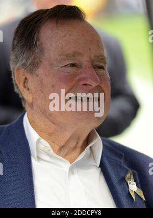 KEIN FILM, KEIN VIDEO, KEIN FERNSEHEN, KEIN DOKUMENTARFILM - DER EHEMALIGE US-PRÄSIDENT GEORGE H.W. Bush wird am Rande vor einem NFL-Spiel zwischen den Houston Texans und den Buffalo Bills gezeigt, wo er als Ehrenkapitän im Militärdienst diente schätzen Tag am Sonntag, 4. November 2012, in Houston, Texas, USA. Foto von George Bridges/MCT/ABACAPRESS.COM Stockfoto
