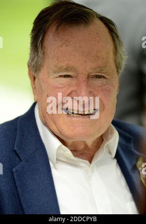 KEIN FILM, KEIN VIDEO, KEIN FERNSEHEN, KEIN DOKUMENTARFILM - DER EHEMALIGE US-PRÄSIDENT GEORGE H.W. Bush wird am Rande vor einem NFL-Spiel zwischen den Houston Texans und den Buffalo Bills gezeigt, wo er als Ehrenkapitän im Militärdienst diente schätzen Tag am Sonntag, 4. November 2012, in Houston, Texas, USA. Foto von George Bridges/MCT/ABACAPRESS.COM Stockfoto