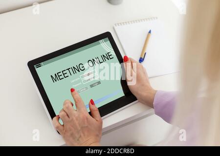 Bild von Geschäftsmann Videokonferenzen mit Team auf digital-Tablette am Schreibtisch im Büro beschnitten Stockfoto