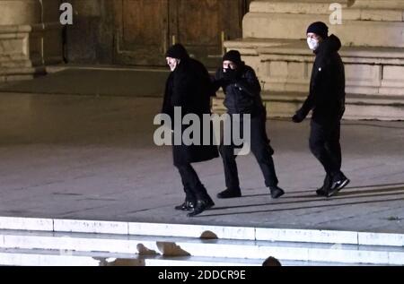 Bologna, Italien. November 2020. Vasco Rossi gira nuovo Videoclip in piazza maggiore - foto Michele Nucci durante VASCO ROSSI GIRA NUOVO VIDEOCLIP IN NOTTURNA IN PIAZZA MAGGIORE, Nachrichten in Bologna, Italia, 24 novembre 2020 Credit: Independent Photo Agency/Alamy Live News Stockfoto