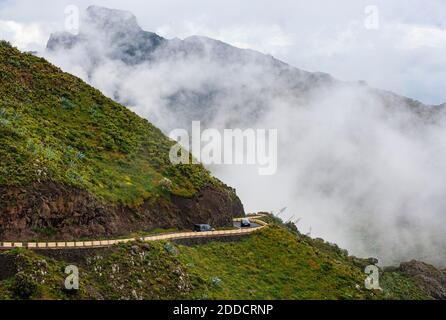 Kurvenreiche Straße in Macizo de Teno Range Stockfoto