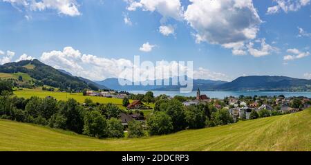 Österreich, Oberösterreich, Weyregg am Attersee, Panorama der ländlichen Stadt am Ufer des Attersees im Sommer Stockfoto
