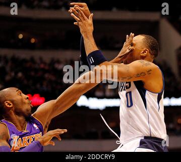 KEIN FILM, KEIN VIDEO, KEIN Fernsehen, KEINE DOKUMENTATION - der Los Angeles Lakers Shooting Guard Kobe Bryant (24) verteidigt am 24. November 2012 im American Airlines Center in Dallas, TX, USA, in der ersten Hälfte gegen Dallas Mavericks Small Forward Shawn Marion (0). Foto von Ron Jenkins/Fort Worth Star-Telegram/MCT/ABACAPRESS.COM Stockfoto