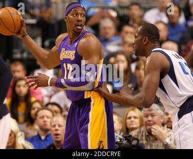 KEIN FILM, KEIN VIDEO, KEIN TV, KEIN DOKUMENTARFILM - Los Angeles Lakers Center Dwight Howard (12) sucht am 24. November 2012 im American Airlines Center in Dallas, TX, USA, um Dallas Mavericks Power Forward Elton Brand (42) herum. Foto von Ron Jenkins/Fort Worth Star-Telegram/MCT/ABACAPRESS.COM Stockfoto