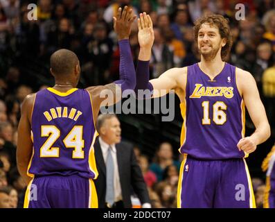 KEIN FILM, KEIN VIDEO, KEIN TV, KEINE DOKUMENTATION - Los Angeles Lakers Shooting Guard Kobe Bryant (24) und Power Forward Pau Gasol (16) feiern in der ersten Hälfte eines NBA-Spiels gegen die Dallas Mavericks im American Airlines Center in Dallas, TX, USA am 24. November 2012. Foto von Ron Jenkins/Fort Worth Star-Telegram/MCT/ABACAPRESS.COM Stockfoto