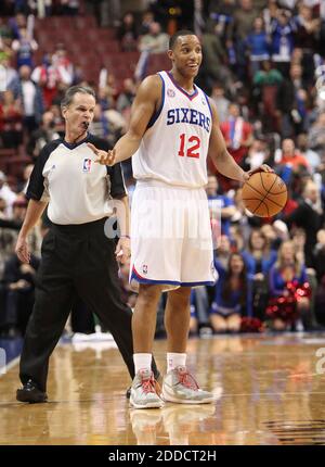KEIN FILM, KEIN VIDEO, KEIN Fernsehen, KEIN DOKUMENTARFILM - Evan Turner aus Philadelphia 76ers lässt die Uhr am 99-80. Dezember 2012 auf den 21. Sieg über die Atlanta Hawks im Wells Fargo Center in Philadelphia, PA, USA, fallen. Foto von Steven M. Falk/Philadelphia Daily News/MCT/ABACAPRESS.COM Stockfoto