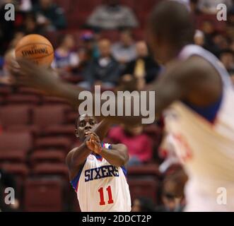 KEIN FILM, KEIN VIDEO, KEIN Fernsehen, KEINE DOKUMENTATION - die Jrue Holiday (11) der Philadelphia 76ers geht im ersten Viertel gegen die Atlanta Hawks im Wells Fargo Center in Philadelphia, PA, USA am 21. Dezember 2012 an Teamkollegen Jason Richardson über. Foto von Steven M. Falk/Philadelphia Daily News/MCT/ABACAPRESS.COM Stockfoto