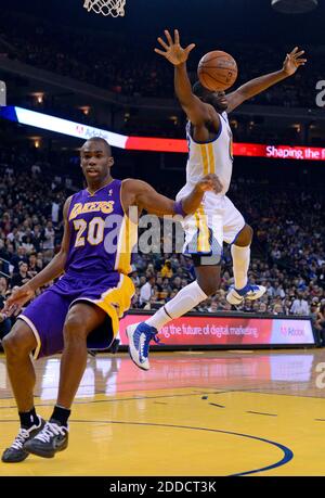 KEIN FILM, KEIN VIDEO, KEIN TV, KEIN DOKUMENTARFILM - Draymond Green der Golden State Warriors wird am 22. Dezember 2012 im zweiten Quartal in der Oracle Arena in Oakland, CA, USA, von der Los Angeles Lakers' Jodie Meeks (20) angestickt. Foto von Jose Carlos Fajardo/Contra Costa Times/MCT/ABACAPRESS.COM Stockfoto