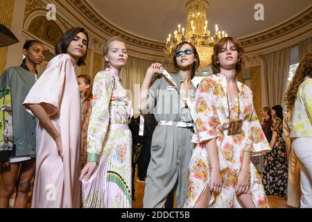 Modelle Backstage während der Paul & Joe Frühjahr / Sommer 2019 Kollektion während der Paris Fashion Week 30. September 2018 in Paris, Frankreich. Foto von Gil-Gonzalez/ABACAPRESS.COM Stockfoto