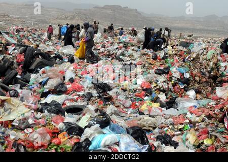 Menschen, die nach recycelbaren Gegenständen suchen, die unter Müll verkauft werden, und finanzielle Einnahmen erhalten, führen am 10. Juli 2018 in Sana’a, Jemen, zu mehr als der Hälfte der Bevölkerung an den Rand des Hungers. Foto von Mohammed Hamoud/ABACAPRESS.COM Stockfoto