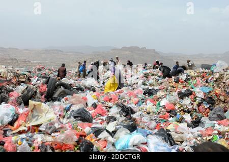 Menschen, die nach recycelbaren Gegenständen suchen, die unter Müll verkauft werden, und finanzielle Einnahmen erhalten, führen am 10. Juli 2018 in Sana’a, Jemen, zu mehr als der Hälfte der Bevölkerung an den Rand des Hungers. Foto von Mohammed Hamoud/ABACAPRESS.COM Stockfoto