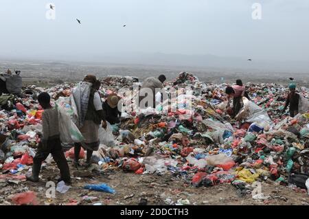 Menschen, die nach recycelbaren Gegenständen suchen, die unter Müll verkauft werden, und finanzielle Einnahmen erhalten, führen am 10. Juli 2018 in Sana’a, Jemen, zu mehr als der Hälfte der Bevölkerung an den Rand des Hungers. Foto von Mohammed Hamoud/ABACAPRESS.COM Stockfoto