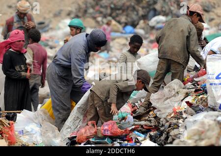 Menschen, die nach recycelbaren Gegenständen suchen, die unter Müll verkauft werden, und finanzielle Einnahmen erhalten, führen am 10. Juli 2018 in Sana’a, Jemen, zu mehr als der Hälfte der Bevölkerung an den Rand des Hungers. Foto von Mohammed Hamoud/ABACAPRESS.COM Stockfoto