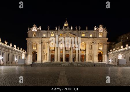 Beleuchteter Petersdom und Petersplatz bei Nacht, Vatikanstadt, Rom, Italien Stockfoto