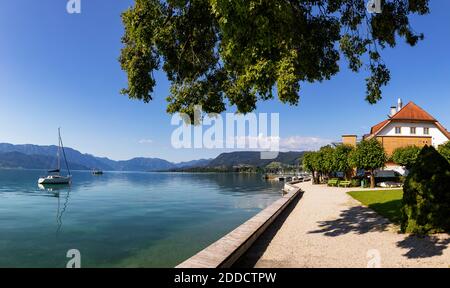 Österreich, Oberösterreich, Attersee am Attersee, Seepromenade im Sommer Stockfoto