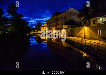 Idyllische Moldau-Promenade in České Budějovice, Tschechien Stockfoto