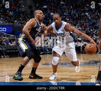 KEIN FILM, KEIN VIDEO, KEIN TV, KEIN DOKUMENTARFILM - Orlando Magic Guard Arron Afflalo fährt am 23. Dezember 2012 im Amway Center in Orlando, FL, USA, bei ihrem Spiel gegen den Utah Jazz an Randy Foye vorbei. Der Utah Jazz besiegte die Orlando Magic, 97-93. Foto von Jacob Langston/Orlando Sentinel/MCT/ABACAPRESS.COM Stockfoto