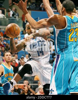 KEIN FILM, KEIN VIDEO, KEIN Fernsehen, KEIN DOKUMENTARFILM - Jameer Nelson (14) von Orlando Magic hat nichts zu passieren, da Anthony Davis (23) von The New Orleans Hornets am 26. Dezember 2012 seinen Weg im Amway Center in Orlando, FL, USA blockiert. New Orleans gewann, 97-94. Foto von Stephen M. Dowell/Orlando Sentinel/MCT/ABACAPRESS.COM Stockfoto