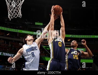 KEIN FILM, KEIN VIDEO, KEIN TV, KEIN DOKUMENTARFILM - Orlando Magic Center Nikola Vucevic versucht, während eines NBA-Spiels im Amway Center in Orlando, FL, USA, einen Rebound von Enes Kanter, Center, und Derrick Favoves, rechts, wegzufegen. Am 23. Dezember 2012. Der Utah Jazz besiegte die Orlando Magic, 97-93. Foto von Jacob Langston/Orlando Sentinel/MCT/ABACAPRESS.COM Stockfoto