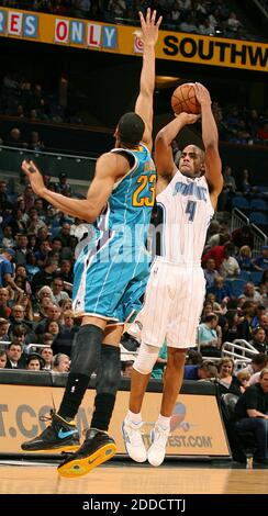 KEIN FILM, KEIN VIDEO, KEIN Fernsehen, KEIN DOKUMENTARFILM - Anthony Davis (23) von The New Orleans Hornets springt, um einen 3-Zeiger von Arron Afflalo (4) des Orlando Magic im Amway Center in Orlando, FL, USA am 26. Dezember 2012 zu blockieren. New Orleans gewann, 97-94. Foto von Stephen M. Dowell/Orlando Sentinel/MCT/ABACAPRESS.COM Stockfoto