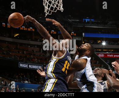 KEIN FILM, KEIN VIDEO, KEIN TV, KEIN DOKUMENTARFILM - Orlando Magic Center Kyle O'Quinn und Derrick favorisiert vom Utah Jazz am 23. Dezember 2012 im Amway Center in Orlando, FL, USA, um einen Rebound. Der Utah Jazz besiegte die Orlando Magic, 97-93. Foto von Jacob Langston/Orlando Sentinel/MCT/ABACAPRESS.COM Stockfoto