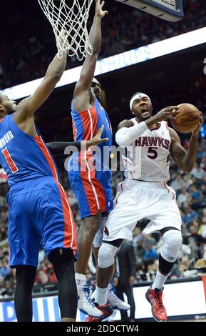 KEIN FILM, KEIN VIDEO, KEIN TV, KEIN DOKUMENTARFILM - Atlanta Hawks kleiner Stürmer Josh Smith (5) fällt, als er am 26. Dezember 2012 in der ersten Hälfte in der Philips Arena in Atlanta, GA, USA gegen Detroit Pistons Power Forward Jason Maxiell (54) und Detroit Pistons Center Andre Drummond (1) schießt. Atlanta gewann, 126-119, im Doppel OT. Foto: Hyosub Shin/Atlanta Journal-Constitution/MCT/ABACAPRESS.COM Stockfoto