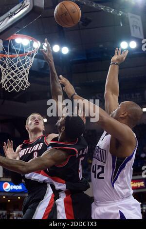 KEIN FILM, KEIN VIDEO, KEIN TV, KEINE DOKUMENTATION - Portland Trail Blazers Small Forward Luke Babbitt (8), Trail Blazers Shooting Guard will Barton (5) und Sacramento Kings Power Forward Chuck Hayes (42) kämpfen während eines NBA-Spiels in der Sleep Train Arena in Sacramento, CA, um einen Rebound. USA am 23. Dezember 2012. Foto von Randall Benton/Sacramento Bee/MCT/ABACAPRESS.COM Stockfoto