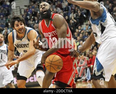 KEIN FILM, KEIN VIDEO, KEIN Fernsehen, KEINE DOKUMENTATION - James Harden von Houston Rockets fährt während eines NBA-Spiels im Target Center in Minneapolis, MN, USA, am 26. Dezember 2012 in den Korb gegen die Minnesota Timberwolves. Foto von Marlin Levison/Minneapolis Star Tribune/MCT/ABACAPRESS.COM Stockfoto