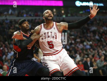KEIN FILM, KEIN VIDEO, KEIN TV, KEIN DOKUMENTARFILM - Chicago Bulls Power Forward Carlos Boozer (5) kämpft Atlanta Hawks Small Forward Josh Smith (5) um Rebound Position während der ersten Hälfte ihres Spiels im United Center in Chicago, IL, USA am 14. Januar 2013. Foto von Nuccio DiNuzzo/Chicago Tribune/MCT/ABACAPRESS.COM Stockfoto
