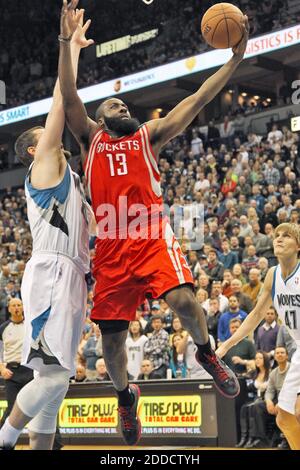 KEIN FILM, KEIN VIDEO, KEIN Fernsehen, KEIN DOKUMENTARFILM - James Harden (13) von Houston Rockets geht in die Schlusssekunde des Spiels gegen die Minnesota Timberwolves im Target Center in Minneapolis, MN, USA am 26. Dezember 2012. Foto von Marlin Levison/Minneapolis Star Tribune/MCT/ABACAPRESS.COM Stockfoto