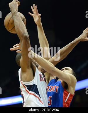 KEIN FILM, KEIN VIDEO, KEIN TV, KEIN DOKUMENTARFILM - Atlanta Hawks Center Al Horford, links, wird von Detroit Pistons Power Forward Austin Daye (5) in der ersten Hälfte in der Philips Arena in Atlanta, GA, USA am 26. Dezember 2012 gefeuert. Atlanta gewann, 126-119, im Doppel OT. Foto: Hyosub Shin/Atlanta Journal-Constitution/MCT/ABACAPRESS.COM Stockfoto