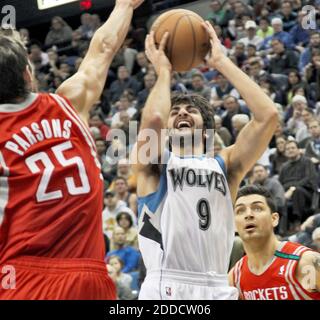 KEIN FILM, KEIN VIDEO, KEIN TV, KEIN DOKUMENTARFILM - Minnesota Timberwolves Ricky Rubio setzt einen Schuss gegen die Houst Rockets während der ersten Halbzeit Aktion im Target Center in Minneapolis, MN, USA am 26. Dezember 2012. Foto von Marlin Levison/Minneapolis Star Tribune/MCT/ABACAPRESS.COM Stockfoto