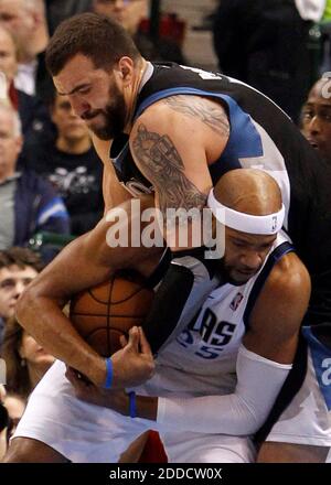 KEIN FILM, KEIN VIDEO, KEIN Fernsehen, KEINE DOKUMENTATION - Minnesota Timberwolves Center Nikola Pekovic (14) und Dallas Mavericks Shooting Guard Vince Carter (25) kämpfen für einen Rebound im American Airlines Center in Dallas, TX, USA am 14. Januar 2013. Foto von Richard W. Rodriguez/Fort Worth Star-Telegram/MCT/ABACAPRESS.COM Stockfoto