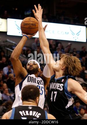 KEIN FILM, KEIN VIDEO, KEIN Fernsehen, KEINE DOKUMENTATION - der Dallas Mavericks-Schütze Vince Carter (25) versucht, am 14. Januar 2013 im American Airlines Center in Dallas, TX, USA, gegen Minnesota Timberwolves Lou Amundson (17) zu schießen. Foto von Richard W. Rodriguez/Fort Worth Star-Telegram/MCT/ABACAPRESS.COM Stockfoto