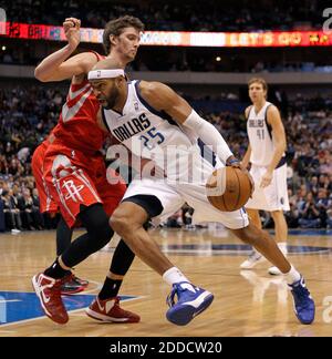 KEIN FILM, KEIN VIDEO, KEIN Fernsehen, KEINE DOKUMENTATION - Dallas Mavericks Schusswächter Vince Carter (25) fährt in der ersten Hälfte am 16. Januar 2013 im American Airlines Center in Dallas, TX, USA, gegen Houston Rockets Small Forward Chandler Parsons (25). Foto von Paul Moseley/Fort Worth Star-Telegram/MCT/ABACAPRESS.COM Stockfoto