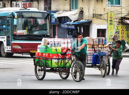 Fahrradzusteller in Shanghai Stockfoto