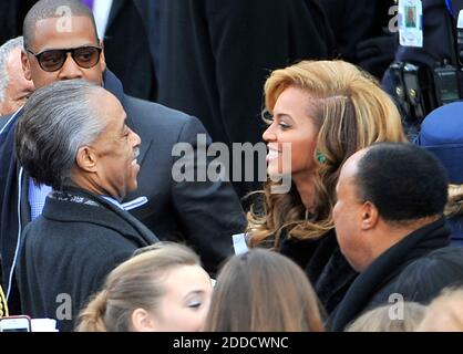 KEIN FILM, KEIN VIDEO, KEIN TV, KEIN DOKUMENTARFILM - Rev. Al Sharpton (links) begrüßt Jay Z (Mitte) und Beyonce Knowles während der Amtseinführung des Präsidenten an der Westfront des US-Kapitols am 21. Januar 2013 in Washington, DC. Barack Obama wurde für eine zweite Amtszeit als Präsident der Vereinigten Staaten wiedergewählt. Foto von Mark Gail/MCT/ABACAPRESS.COM Stockfoto