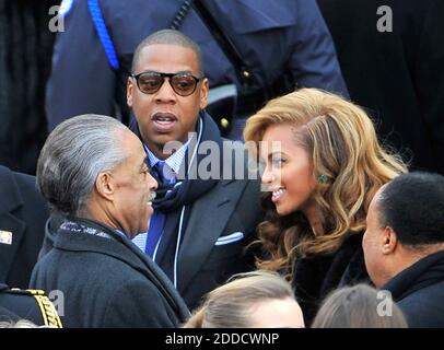 KEIN FILM, KEIN VIDEO, KEIN TV, KEIN DOKUMENTARFILM - Rev. Al Sharpton (links) begrüßt Jay Z (Mitte) und Beyonce Knowles während der Amtseinführung des Präsidenten an der Westfront des US-Kapitols am 21. Januar 2013 in Washington, DC. Barack Obama wurde für eine zweite Amtszeit als Präsident der Vereinigten Staaten wiedergewählt. Foto von Mark Gail/MCT/ABACAPRESS.COM Stockfoto