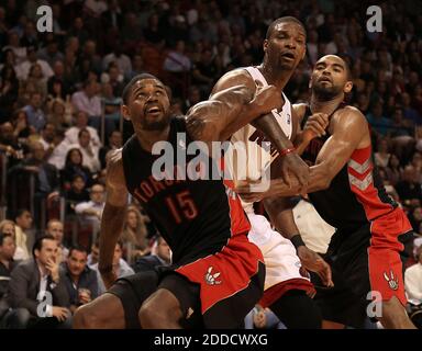 KEIN FILM, KEIN VIDEO, KEIN TV, KEIN DOKUMENTARFILM - Chris Bosh, Mitte des Miami Heat, zieht eine doppelte Berichterstattung von Amir Johnson, Left und Kyle Lowry von den Toronto Raptors, als sie am 23. Januar 2013 in der AmericanAirlines Arena in Miami, FL, USA um eine Wiedererlangerposition kämpfen. Die Hitze herrschte, 123-116, in Überstunden. Foto von Carl Juste/Miami Herald/MCT/ABACAPRESS.COM Stockfoto
