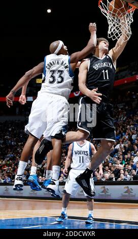 KEIN FILM, KEIN VIDEO, KEIN Fernsehen, KEIN DOKUMENTARFILM - The Brooklyn Nets' Brook Lopez (11) wird vom Minnesota Timberwolves' Dante Cunningham (33) am 23. Januar 2013 im vierten Quartal im Target Center in Minneapolis, MN, USA verteidigt. Foto von Carlos Gonzalez/Minneapolis Star Tribune/MCT/ABACAPRESS.COM Stockfoto