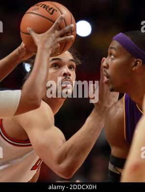 KEIN FILM, KEIN VIDEO, KEIN Fernsehen, KEIN DOKUMENTARFILM - Chicago Bulls' Joakim Noah und Los Angeles Lakers' Dwight Howard konkurrieren um einen Sprungball im United Center in Chicago, IL, USA 21. Januar 2013. Foto: Phil Velasquez/Chicago Tribune/MCT/ABACAPRESS.COM Stockfoto