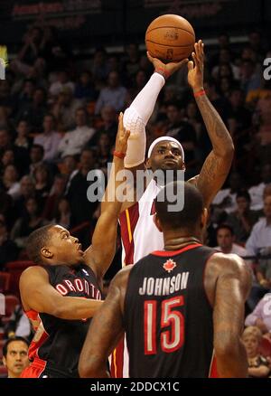 KEIN FILM, KEIN VIDEO, KEIN Fernsehen, KEIN DOKUMENTARFILM - LeBron James von Miami Heat dreht im ersten Quartal des AmericanAirlines Arena in Miami, FL, USA, am 23. Januar 2013 über Kyle Lowry, Left und Amir Jonhson (15) von Toronto Raptors. Foto von Jim Rassol/Sun Sentinel/MCT/ABACAPRESS.COM Stockfoto